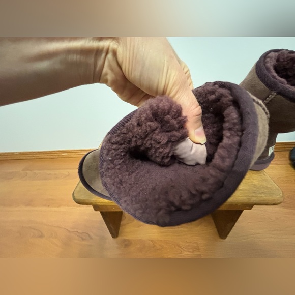 UGG Classic Short Boot - Picture 4 of 6